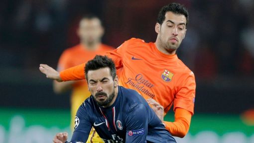 Fotbal, Liga mistrů, Paris St Germain - Barcelona:  Ezequiel Lavezzi -  Sergio Busquets