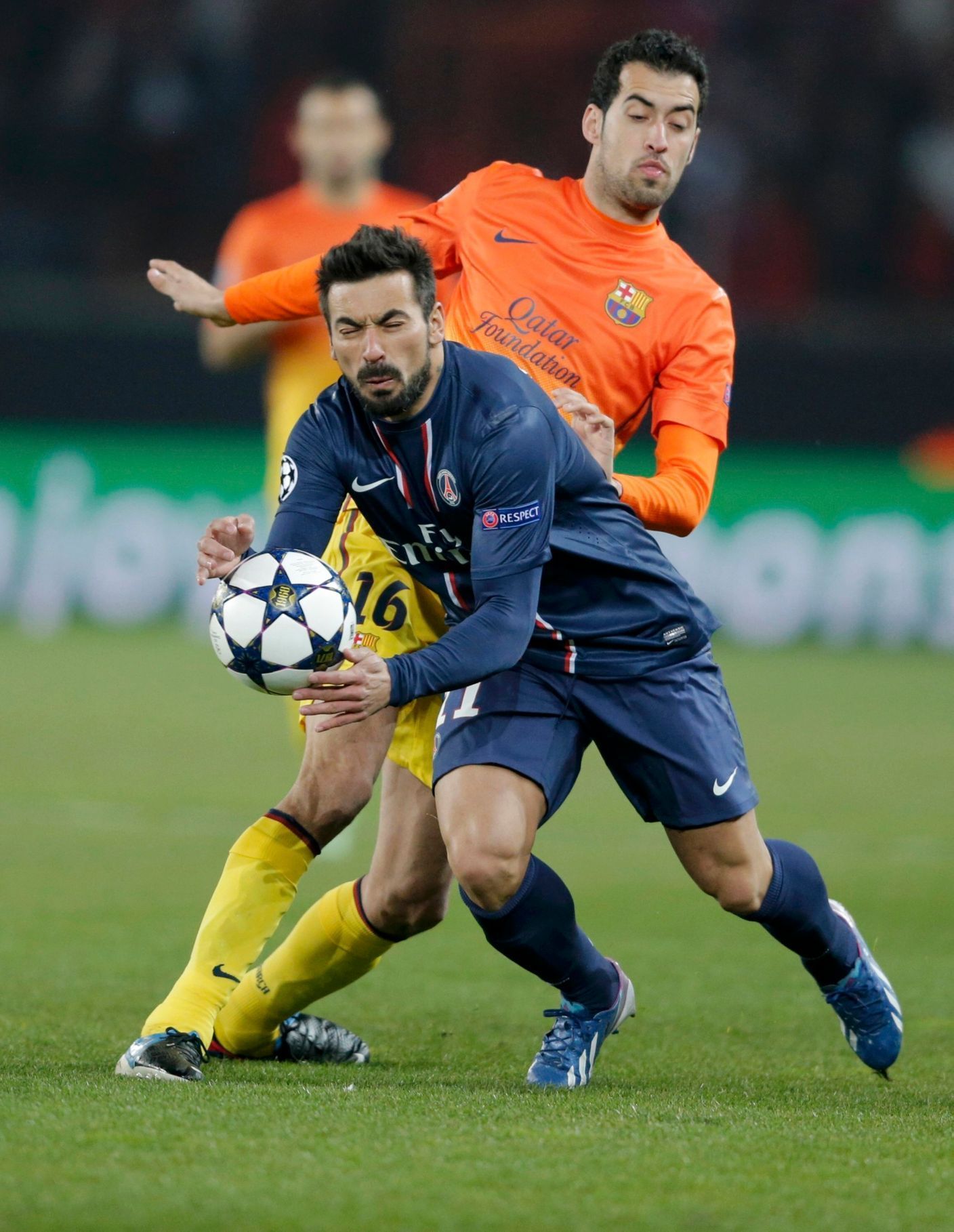 Fotbal, Liga mistrů, Paris St Germain - Barcelona:  Ezequiel Lavezzi -  Sergio Busquets