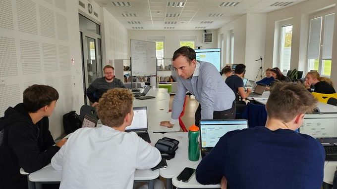 Výuka IoT. Se třeťáky pracuje specialista z praxe Vojtěch Novák