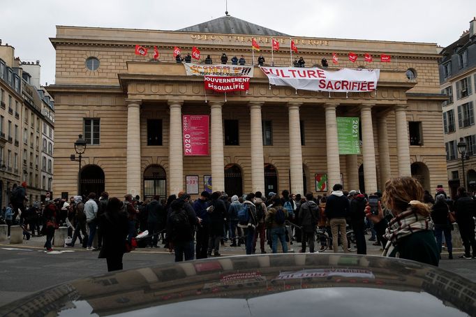 Protesty před pařížským divadlem Théâtre de l'Odéon.