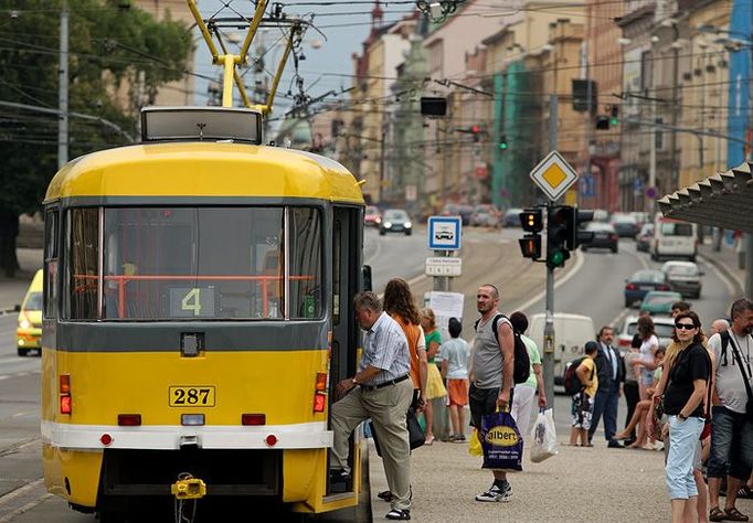 PLZEŇ: 14:01 - na zastávku V Sadech Pětatřicátníků přijíždí po hodině první tramvaj. Až na několik plnějších autobusů, ale cestující sotva poznali, že právě proběhla stávka.