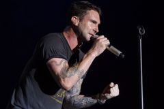 Maroon 5 soupeří v Británii s nelegálním coverem