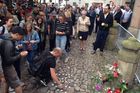 Lidé v Praze uctili minutou ticha oběti z Nice. Dorazili politici i bojovníci proti islámu