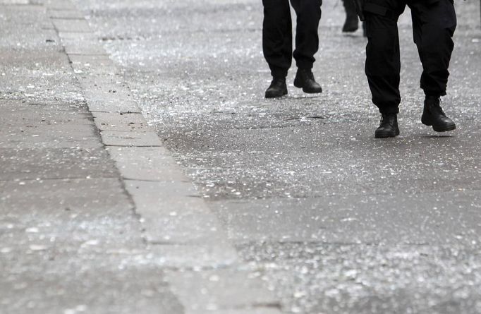 Policisté kráčí přes sklo kousek od centra výbuchu.