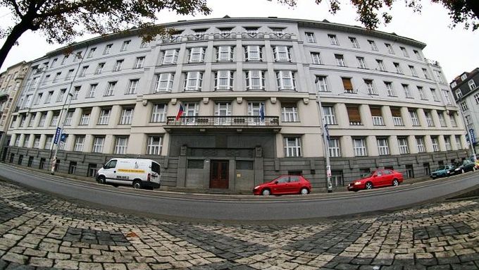 Budova Úřadu pro zastupování státu ve věcech majetkových na Rašínově náměstí v Praze.