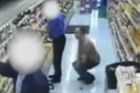 Muž očuchával zaměstnance obchodu, hledá ho policie