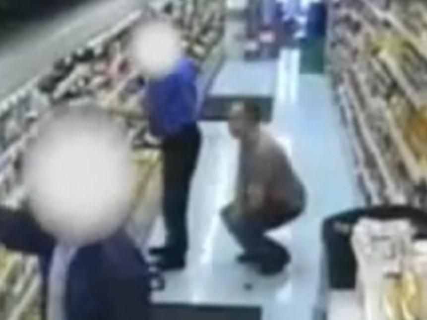 Muž očichává zadek zaměstnance supermarketu