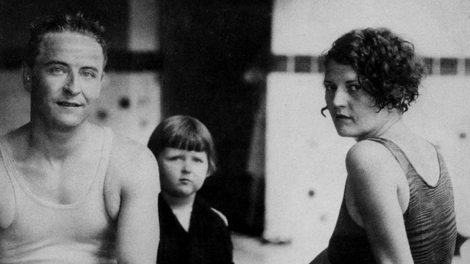 Francis Scott Fitzgerald, Zelda a jejich dcera Scottie na výletě v americkém městě Virginia Beach v srpnu 1927.