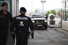 Dva Češi v Rakousku vykrádali pokladničky na milodary, po jednom z nich policie stále pátrá