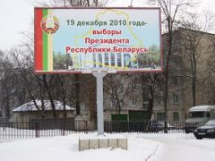 V běloruské předvolební kampani nejsou vidět žádné billboardy kandidátů. Jen ty, které upozorňují na to, že volby jsou.