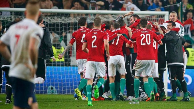 Fotbalisté Maďarska slaví postup z baráže na Euro 2016