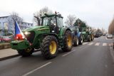 Kolona asi pětadvaceti slavnostně vyzdobených traktorů se zastavila v pražském Suchdole.