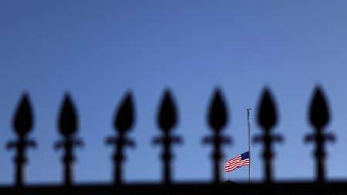 Vlajka USA vlaje na půl žerdi nad Bílým domem ve Washingtonu poté, co prezident Barack Obama nařídil jejich stažení na znamení státního smutku.
