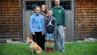 Manželé Wilburovi z Massachusetts ve Spojených státech mají dvě dcery a psa. I tato rodina se snaží snížit dopad, jaký má na životní prostředí. A tohle je jejich představa, jak něčeho takového docílit: "Všichni používáme nerezové lahve na vodu nebo si nosíme vlastní hrnky na kávu. Snažím se vyhýbat jednorázovým plastům, jako jsou brčka, plastové šálky nebo lahve, ale nejsem vždycky stoprocentně úspěšná," přiznává 44letá Brandy. "Snažíme se používání plastů omezovat, ale je to těžké."