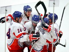 Čeští hokejisté se radují po vítězném gólu Ondřeje Paláta
