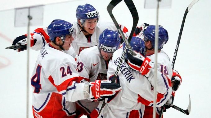 Čeští hokejisté se radují po vítězném gólu Ondřeje Paláta