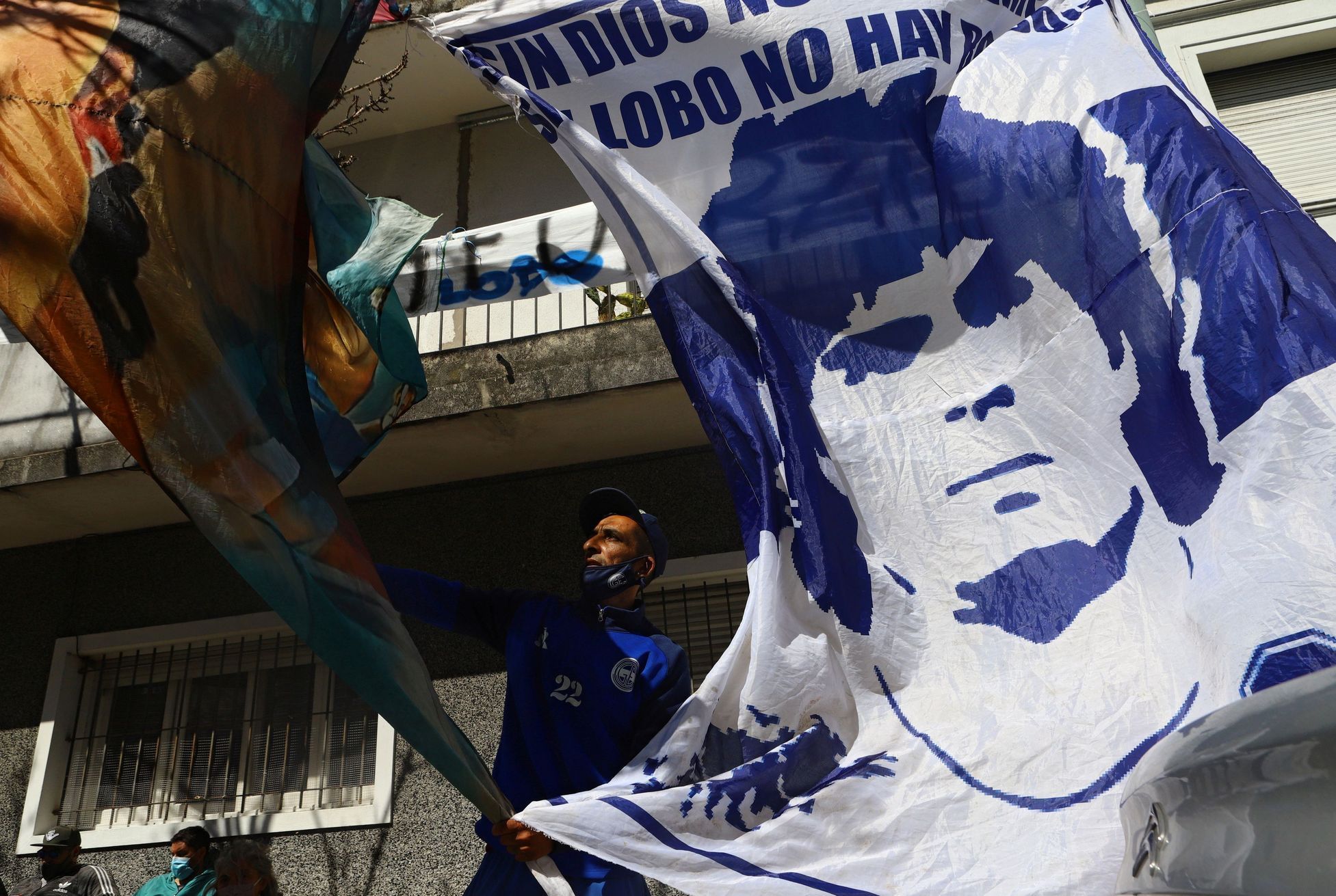 Fanoušci Diega Maradony před nemocnicí, ve které byl operován kvůli krevní sraženině