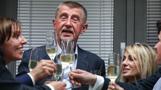 Premiér Andrej Babiš slaví s europoslanci vítězství ve volbách.