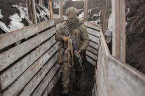 Fotografie ze zákopů: Na východě Ukrajiny sílí napětí, obě strany vysílají vojáky