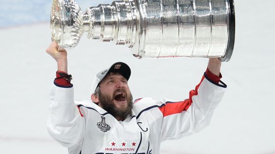 Foto: Ovečkin se konečně dočkal. Capitals ve Vegas trefili jackpot a vezou si domů Stanley Cup