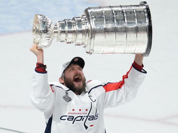 Alexandr Ovečkin se dočkal Stanley Cupu po 13 letech v NHL.