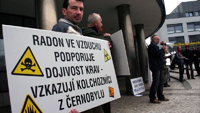 "Radon in the air supports cow milking, say Chernobyl farmers" says the protester´s banner