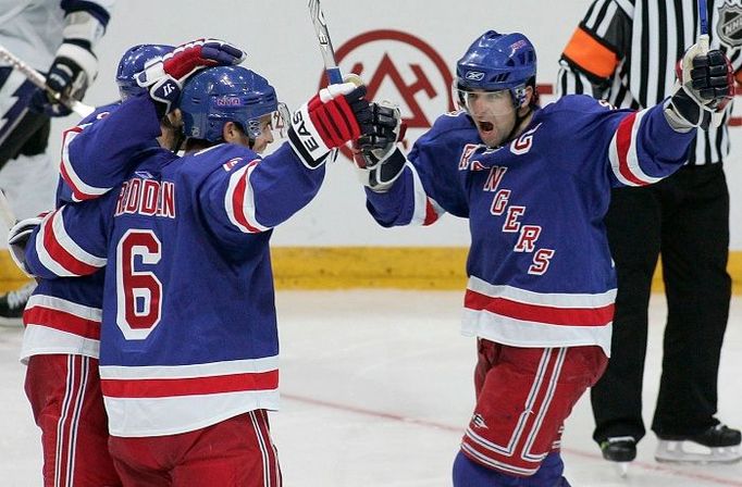 Chris Drury (vpravo) oslavuje gól se spoluhráči New Yorku Rangers Michalem Rozsívalem (vlevo) a Wadem Reddenem během utkání s Tampou Bay.