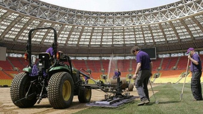 Dělníci pokládají v moskevských Lužnikách nový trávník. Patnáct dní před finále LM.