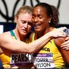 Fosterovou utěšuje na olympijských hrách Pearsonová