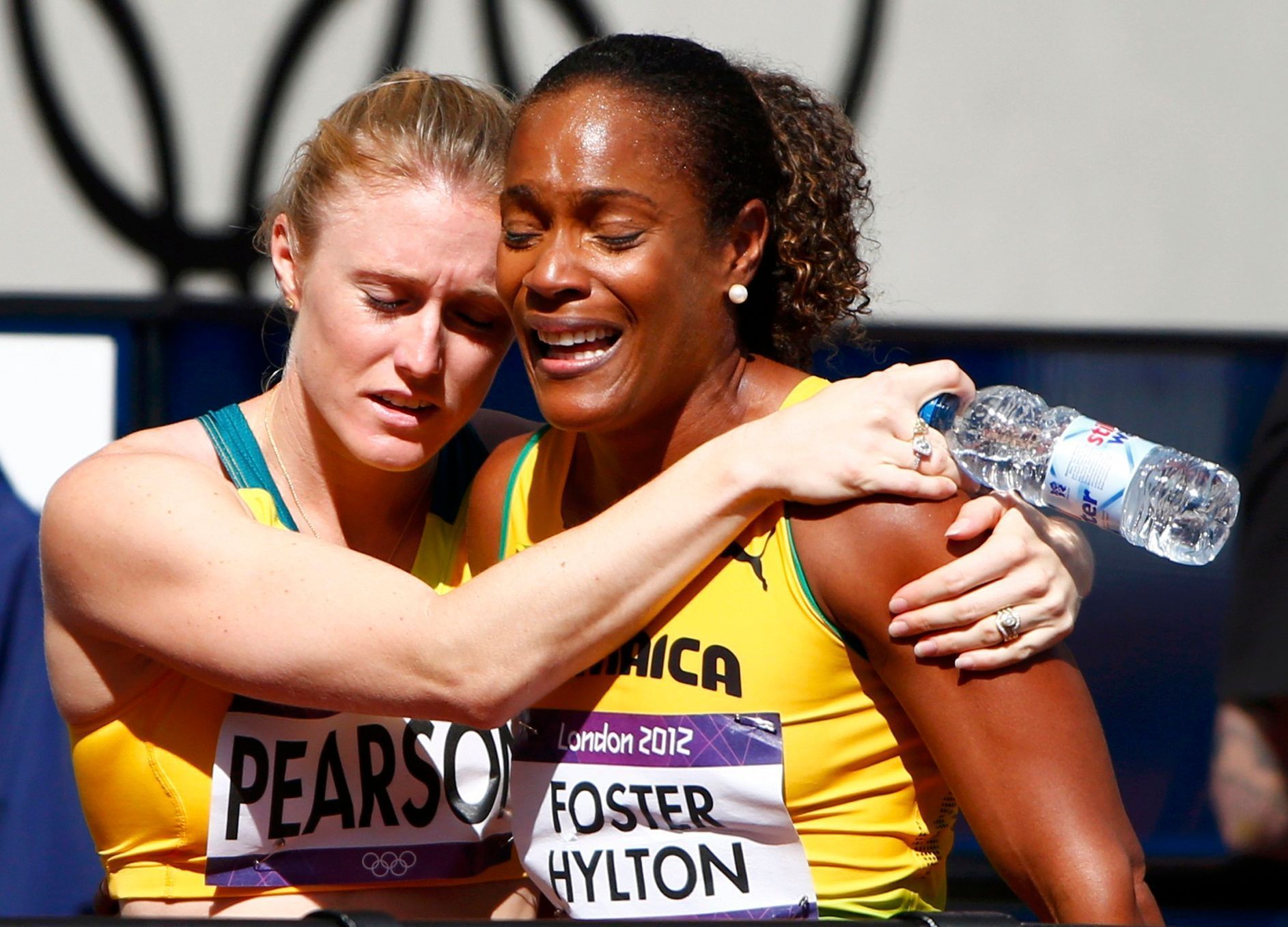 Fosterovou utěšuje na olympijských hrách Pearsonová