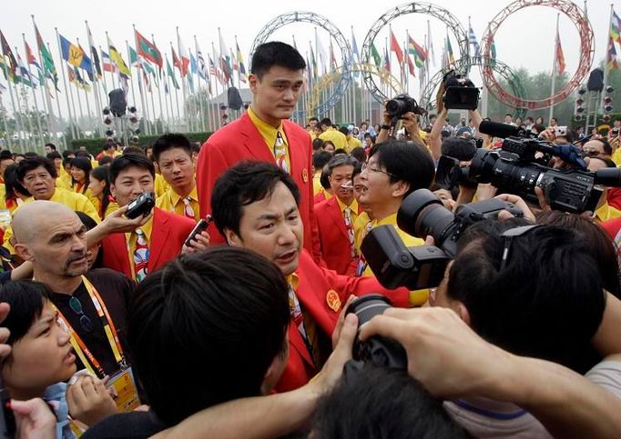 Yao Ming se dobře fotí. Basketbalista je o hlavu,možná o dvě vyšší než všichni ostatní