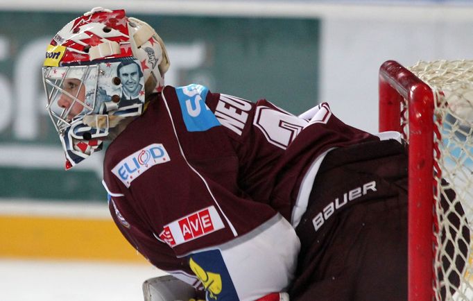 Michal Neuvirth posílil Spartu díky výluce v NHL a připravil tak o místo jisté jedničky marka Schwarze.