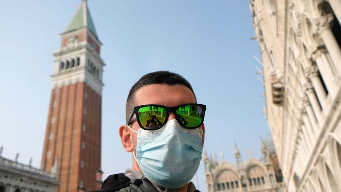 Muž s rouškou v italských Benátkách, kde se objevila nákaza koronavirem.