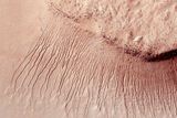 Detailní pohled na povrch Marsu, jak jej zachytila planetární sonda Mars Reconnaissance Orbiter (MRO). Díváte se na jižní polokouli planety, konkrétně na část velké impaktní pánve Hellas Planitia, kterou pokrývají stovky kanálů. Mnohé jsou až deset metrů široké.