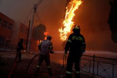 V Řecku odvolali kvůli lesním požárům šéfy policie a hasičů