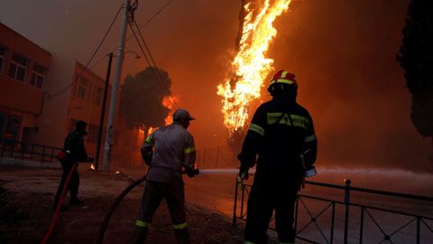 Video: Řecko devastují obří požáry. Lidé utíkají na pláže