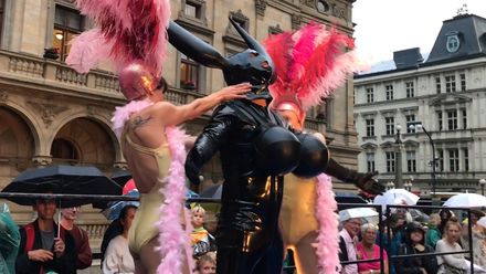 Tanec v latexových i opičích kostýmech. Národní divadlo zahájilo sezonu nezvykle