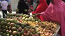 Women buy ripe mangoes and other fruits at a stall in Somalia's capital Mogadishu as Muslims prepare for the fasting month of Ramadan, the holiest month in the Islamic calendar, July 8, 2013. REUTERS/Feisal Omar (SOMALIA - Tags: FOOD SOCIETY RELIGION) Published: Čec. 8, 2013, 12:08 odp.