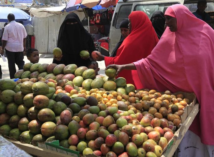 Women buy ripe mangoes and other fruits at a stall in Somalia's capital Mogadishu as Muslims prepare for the fasting month of Ramadan, the holiest month in the Islamic calendar, July 8, 2013. REUTERS/Feisal Omar (SOMALIA - Tags: FOOD SOCIETY RELIGION) Published: Čec. 8, 2013, 12:08 odp.