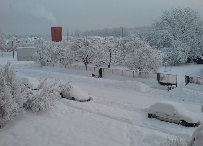 Ranní pohled z tepla domova do ulic Týniště nad Orlicí,sužovaném výpadky elektrického proudu.