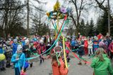 Děti v polském Lublinu vítají jaro tradičně.