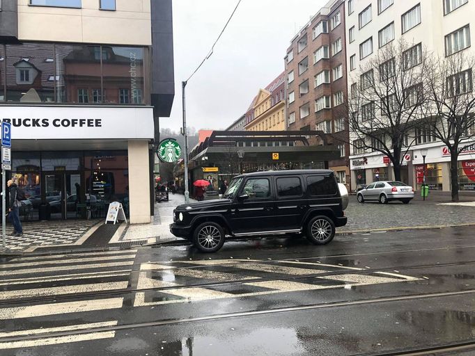 Martin Nejedlý v době, kdy podle expertů měl být v izolaci, opět brázdil ve svém černém mercedesu Prahu. Vyfoceno ve středu 11. března v Praze v Karlíně.