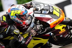 Salač skončil v Rakousku těsně za top 10, lídra Moto2 zradil letící kámen