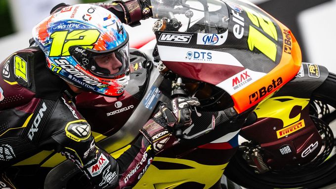 Filip Salač na motocyklu Moto2 v barvách ELF Marc VDS Racing Teamu