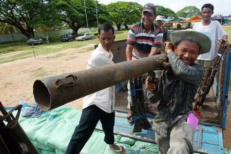 Kambodža - pálení zbraní 2