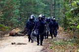 Německá policie začala ve čtvrtek vyklízet protestní tábor v Hambašském lese (Hambacher Forst) na západě země. Ekologové tu protestují proti vykácení lesa a následné těžbě uhlí.