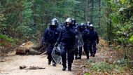 Německá policie začala ve čtvrtek vyklízet protestní tábor v Hambašském lese (Hambacher Forst) na západě země. Ekologové tu protestují proti vykácení lesa a následné těžbě uhlí.