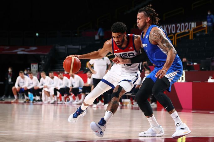 Jayson Tatum a Blake Schilb v zápase USA - Česko na OH 2020