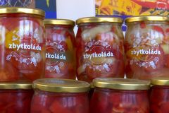 Zbytkoláda i ve vaší lednici. Potravinová banka spustila zavařování nerozdaného jídla