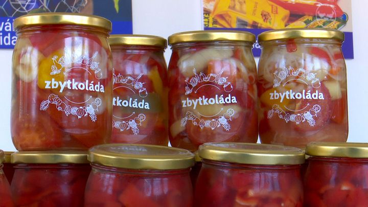 Zbytkoláda i ve vaší lednici. Potravinová banka spustila zavařování nerozdaného jídla